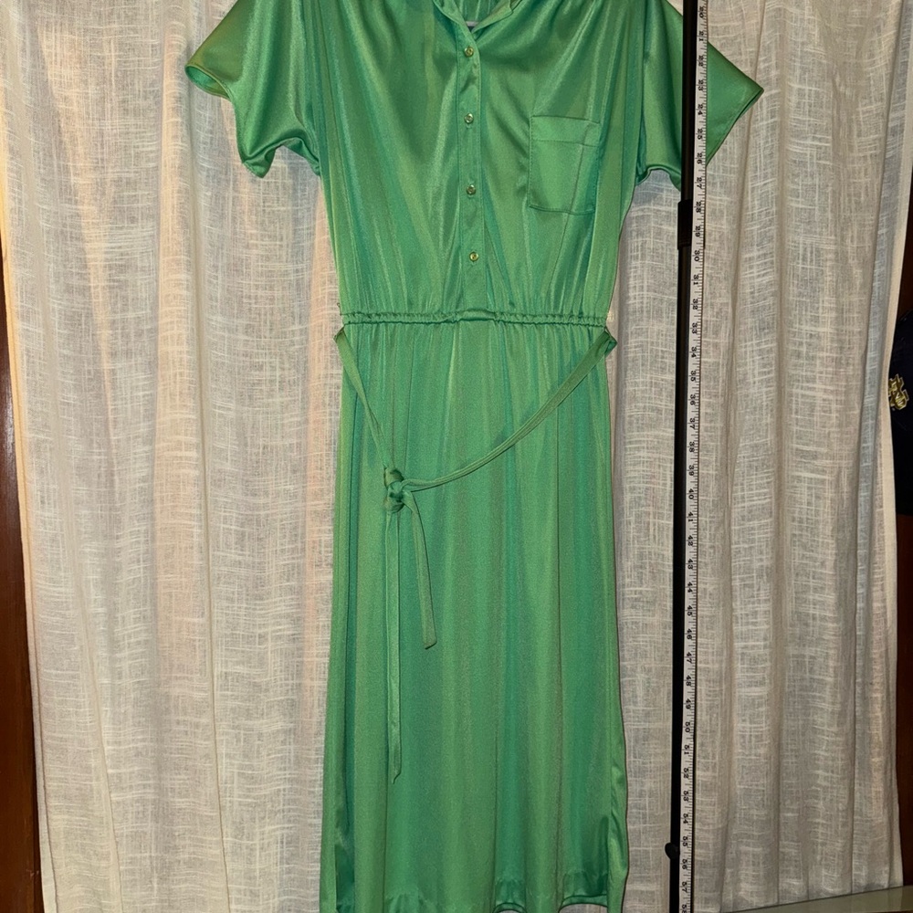 Chic Green Midi Dress with Belt